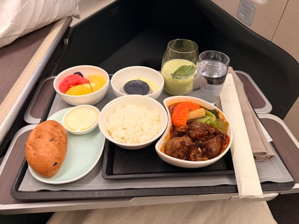 國泰航空商務艙：高雄至香港 (A350)